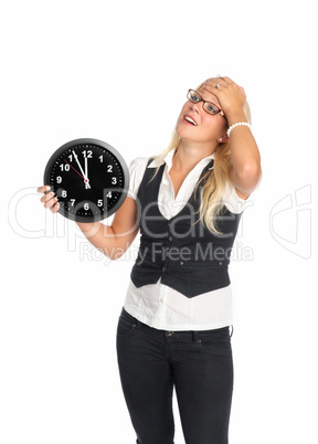 Blonde Frau mit Uhr