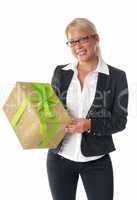Blonde Frau mit Geschenk