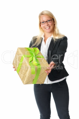 Blonde Frau mit Geschenk