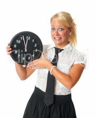 Blonde Frau mit Wanduhr