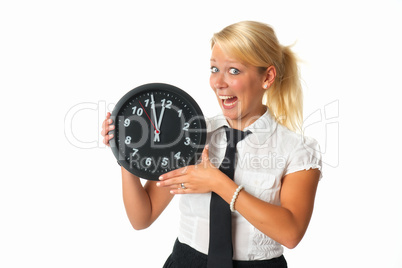 Blonde Frau mit Wanduhr