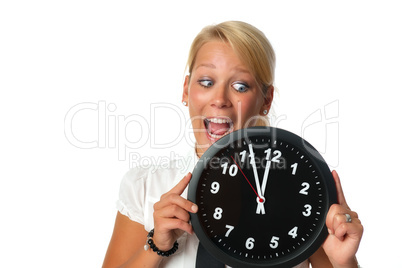 Blonde Frau mit Wanduhr