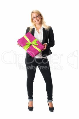 Blonde Frau mit Geschenk