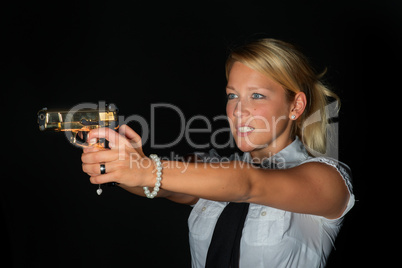 Blonde Frau mit Waffe