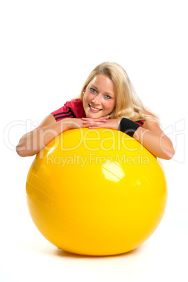 Blonde Frau mit Gymnastikball
