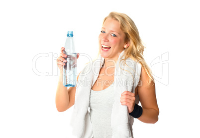Blonde Frau trinkt nach dem Sport