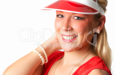 Blonde Frau mit Sonnencap