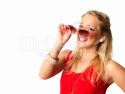 Blonde Frau mit Sonnenbrille