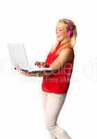 Blonde Frau mit  Laptop und Kopfhörer