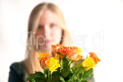 Verliebtes Mädchen mit Rosen