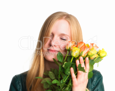 Verliebtes Mädchen mit Rosen