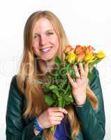 Verliebtes Mädchen mit Rosen