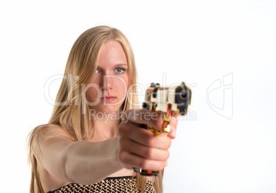 Blonde Frau mit Waffe