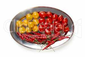 Tomaten und Pepperonis auf Tablett