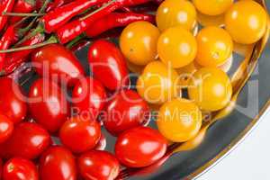 Tomaten und Pepperonis auf Tablett