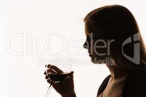Blonde Frau mit  Glas Rotwein