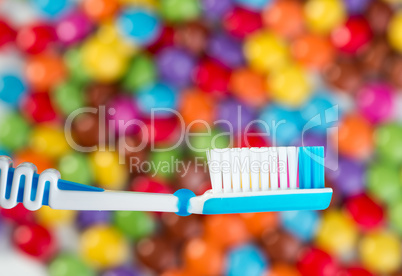 Zahnbürste mit Süßigkeiten