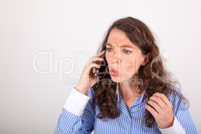 Die junge Geschäftsfrau telefoniert mit ihrem Handy