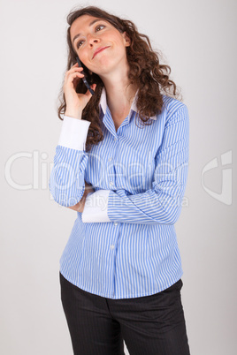 Die junge Geschäftsfrau telefoniert mit ihrem Handy