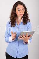Die junge Geschäftsfrau arbeitet mit ihrem Tablet PC