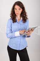 Die junge Geschäftsfrau arbeitet mit ihrem Tablet PC