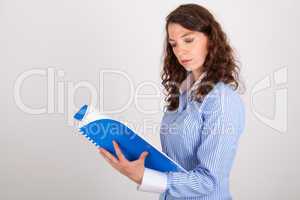 Die junge Geschäftsfrau liest in einer Broschüre