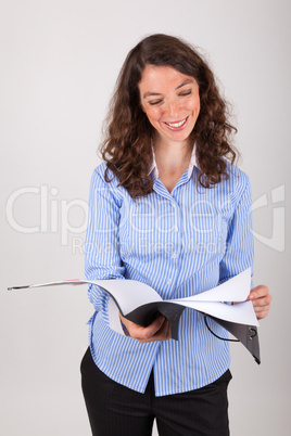 Die junge Geschäftsfrau liest in einer Akte