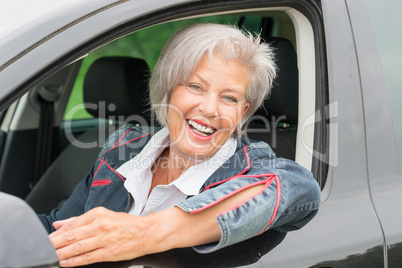 Seniorin im Auto