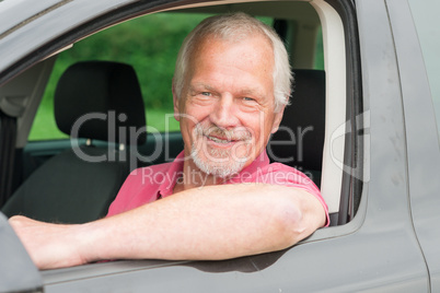 Senior in einem Auto