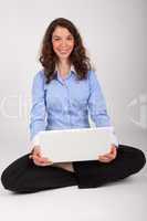 Die junge Geschäftsfrau arbeitet mit ihrem Laptop