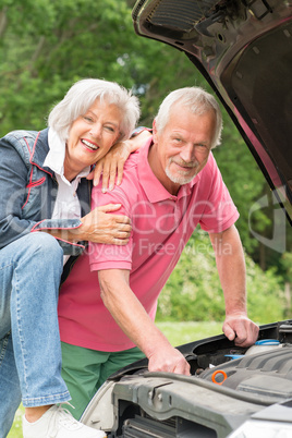 Seniorenpaar an einem Auto
