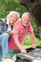 Seniorenpaar an einem Auto