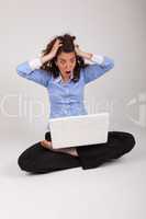 Die junge Geschäftsfrau arbeitet mit ihrem Laptop