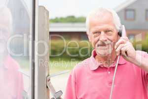 Senior an Telefonzelle
