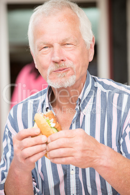 Mann isst Fischbrötchen