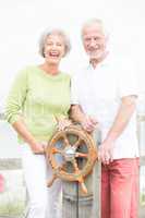 Seniorenpaar hält Steuerrad