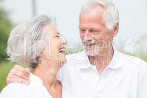 Seniorenpaar beim Stadtbummel