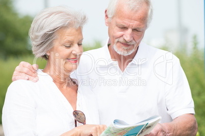 Seniorenpaar beim Stadtbummel