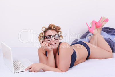 Lustiges Portrait eines Plus Size Models in Dessous und Brille