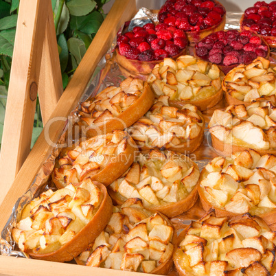 apples and raspberry cake