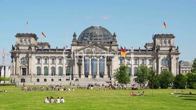 Berliner Reichstagsgebäude mit PArkanlage