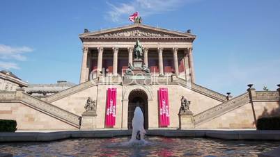 Alte National Galerie Berlin mit BRunnen