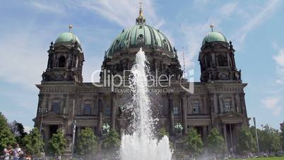 Berliner Dom mit Brunnen