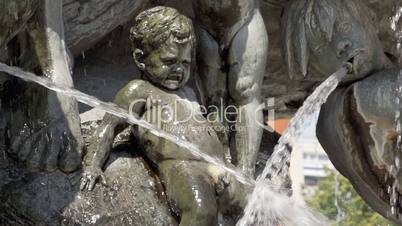 Skulptur nackter Junge im Brunnen