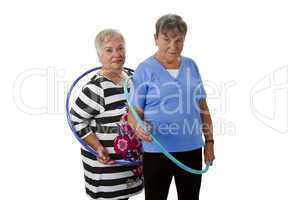 Zwei Seniorinnen mit Hula Hoop Reifen