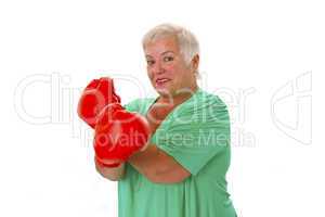 Seniorin mit roten Boxhandschuhen