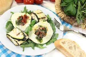 Zucchiniröllchen und gefüllter Mozzarella mit Rucola