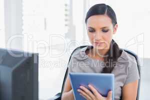 Concentrated attractive secretary using tablet pc