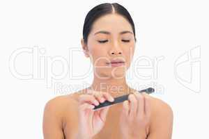 Concentrated natural brunette using nail file