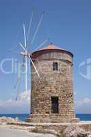 alte Windmühle auf der Hafenmole von Rhodos